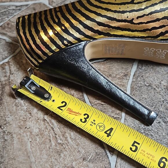 New in Box Iron Fist Ladies Hands Off Peeptoe  Platform Gold Heels Sz 5 - Picture 9 of 13